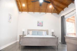 Blue Paradise House Lawson Rock