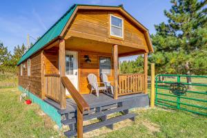 9 Mi to Lake Michigan: Secluded Cabin Getaway