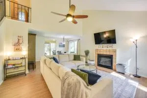 2 Mi to Saratoga Lake Townhome with Patio and Grill! - 克利夫顿帕克