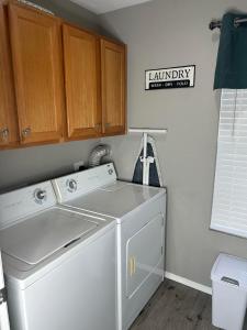 Cozy condo with no stairs, and arcades! 5 beds