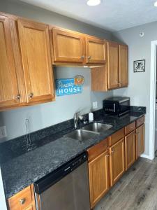 Cozy condo with no stairs, and arcades! 5 beds