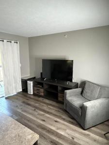 Cozy condo with no stairs, and arcades! 5 beds