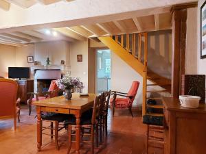 Maisons de vacances Maison Nature avec Salle de Jeux, Jardin Clos, et Wi-Fi a Dampierre-sous-Brou - FR-1-581-19 : photos des chambres