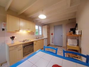 Maisons de vacances Maison Nature avec Salle de Jeux, Jardin Clos, et Wi-Fi a Dampierre-sous-Brou - FR-1-581-19 : photos des chambres
