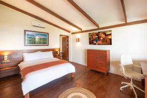 3BR Beachfront Villa, Pool, Garden, Surf Spot