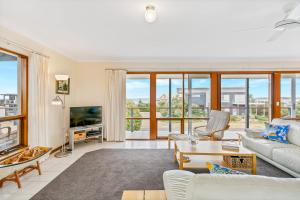 108 Morrison - Beach Views - No Linen Included