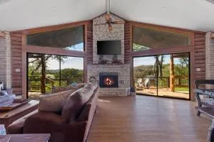 Guadalupe Bluff Log Cabin - كمفورت