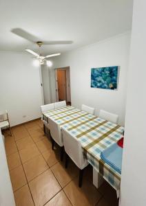 Apartamento aconchegante, frente, 3 dormitórios Região Central - Guarujá