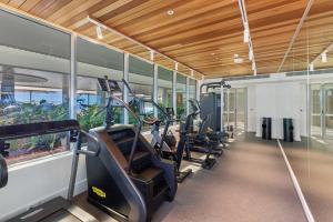 Luxurious 2BR 2BA Oceanfront Apartment Kirra