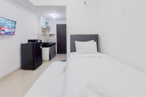 Restful and Comfortable Studio Serpong Garden Apartment By Travelio