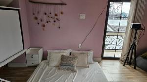 Phòng Giường Đôi Nhìn Ra Núi (Double Room with Mountain View)