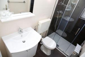 Apartments and Rooms Petar