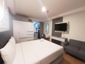 Modern Classic Studio at Mataram City Apartment By Travelio