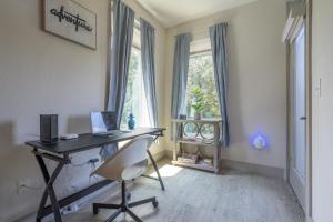 Riverwalk and Pool view Apt with King bed Infinity Pool Gym Free Parking