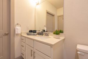 Riverwalk and Pool view Apt with King bed Infinity Pool Gym Free Parking