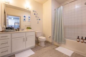 Riverwalk and Pool view Apt with King bed Infinity Pool Gym Free Parking