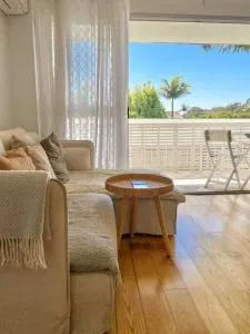 Sunny Beachside Escape 2BR Walk to Palm Beach - Currumbin