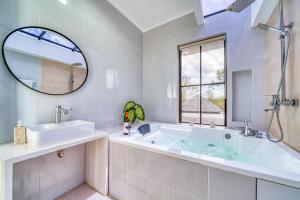 Suite Nhìn ra Hồ bơi (Suite with Pool View)