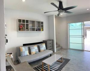 Bang Tao Town House 1km Surin Beach V135