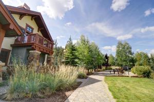 Spacious Town Home, Short Walk to Lifts, Private Hot Tub - 144C