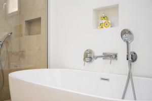 Maisons de vacances Villa La Genestiere - Familienoase und Golfertraum mit Infinity-Pool und 180-Grad-Panoramablick bis zum Meer : photos des chambres
