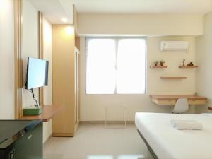 Cozy Stay Studio Room at Altuz Seturan Yogyakarta Apartment By Travelio