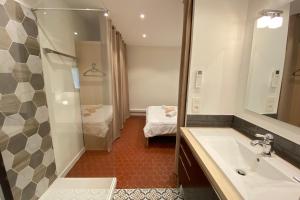 06CF Beautiful renovated apartment in old Antibes