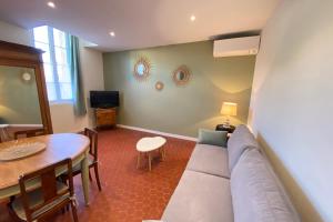 06CF Beautiful renovated apartment in old Antibes