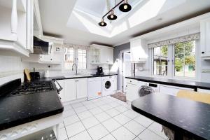 Stunning Family Bungalow With Private Parking