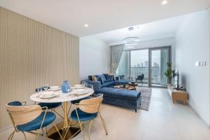 Beautiful 2-BR Flat in Downtown Luxury City Living at Its Best