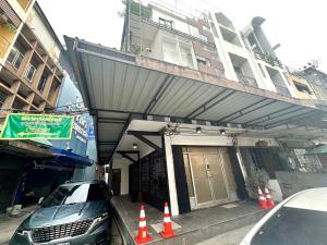 The White Den Chatuchak