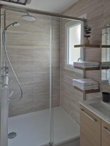 Ticya Lodge 10 minutes Parc Disneyland Maison neuve indépendante jusquà 5 voyageurs lit bébé 2 places Parking Ferme