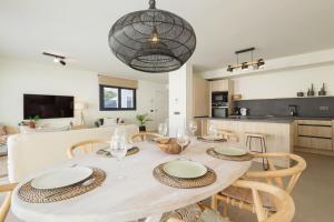 Villa with minimalist decor, pool and BBQ, two minutes walk from Costabella beach