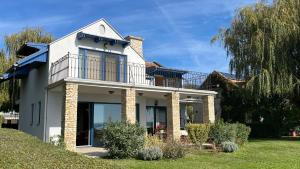 Balatonparti Villa