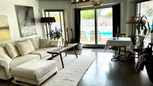 Unikt boende i egen del av hus nära stad och strand