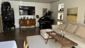 Unikt boende i egen del av hus nära stad och strand