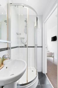 Stay by Brighton Modern Comfort in the City