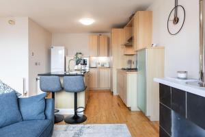 Modern Penthouse Apartment 2 Bed, 2 Bath Sleeps 6 City Centre