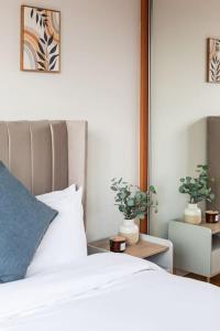 Modern Penthouse Apartment 2 Bed, 2 Bath Sleeps 6 City Centre