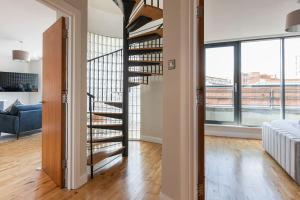 Modern Penthouse Apartment 2 Bed, 2 Bath Sleeps 6 City Centre