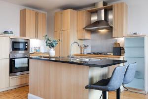 Modern Penthouse Apartment 2 Bed, 2 Bath Sleeps 6 City Centre