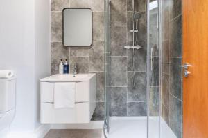 Modern Penthouse Apartment 2 Bed, 2 Bath Sleeps 6 City Centre