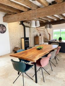 Maisons de vacances La Moliniere, belle demeure avec sejour cathedrale - La Moliniere, beautiful residence with cathedral living room : photos des chambres