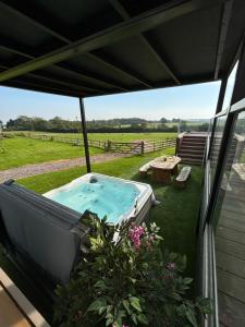 Luxury Lake Front Escape With Hot Tub