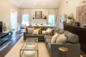 Sink into the Luxe Corner Tub at an Upscale, Spacious Home - جونزبورو