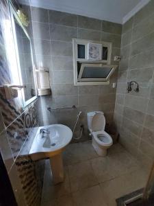 شقه مفروش الترا مودرن بارقى كمبوند بالشيخ زايد