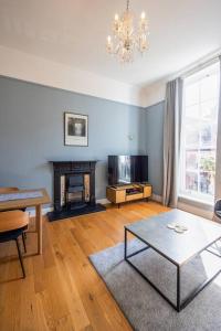 2Bed Flat With Private Balcony and Fireplace
