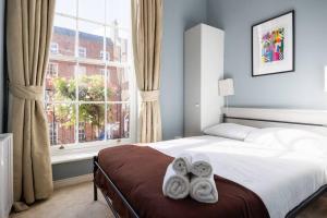 2Bed Flat With Private Balcony and Fireplace