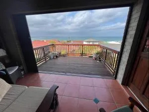 Entire top floor with beautiful view - Wavecrest