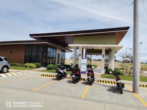 Haus of Emerald Studio Condo - Plumera by Kevin